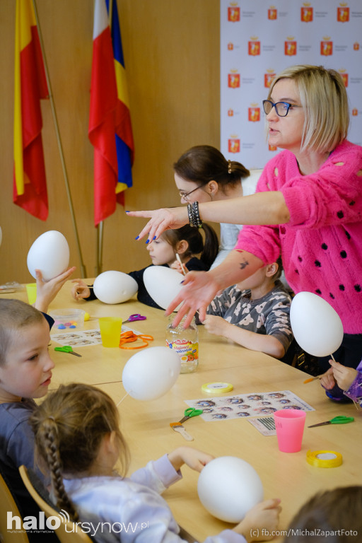 Wielkanocne drzewka zakwitły przed urzędem dzielnicy