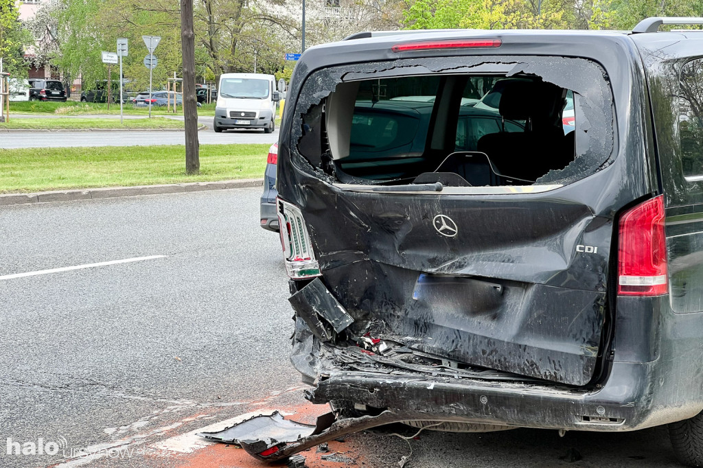 Zderzenie dwóch aut na Rodowicza 'Anody'