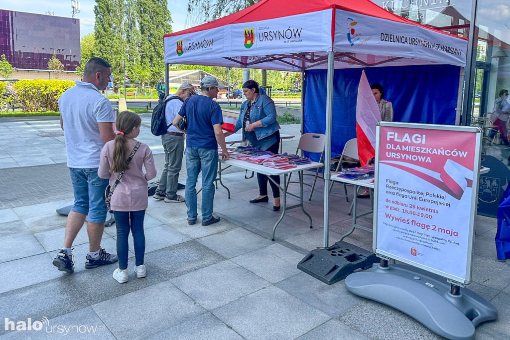 Dzielnica rozdawała flagi biało-czerwone i UE