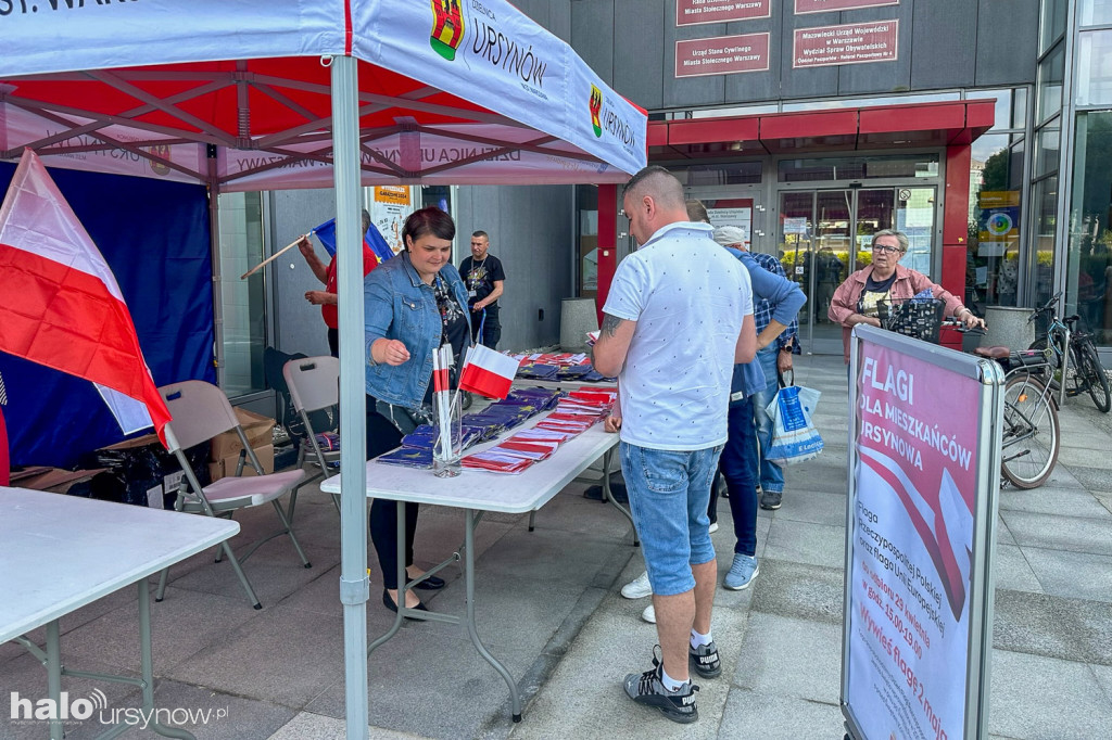 Dzielnica rozdawała flagi biało-czerwone i UE