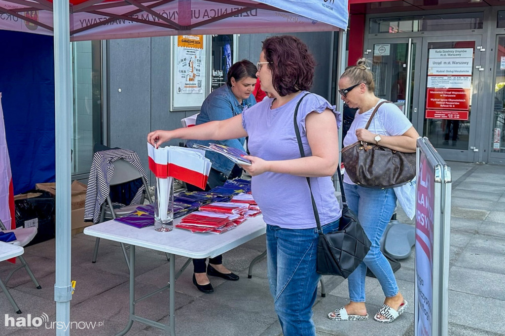 Dzielnica rozdawała flagi biało-czerwone i UE