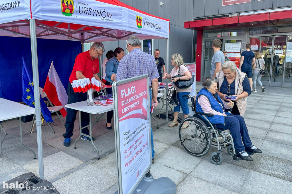 Dzielnica rozdawała flagi biało-czerwone i UE