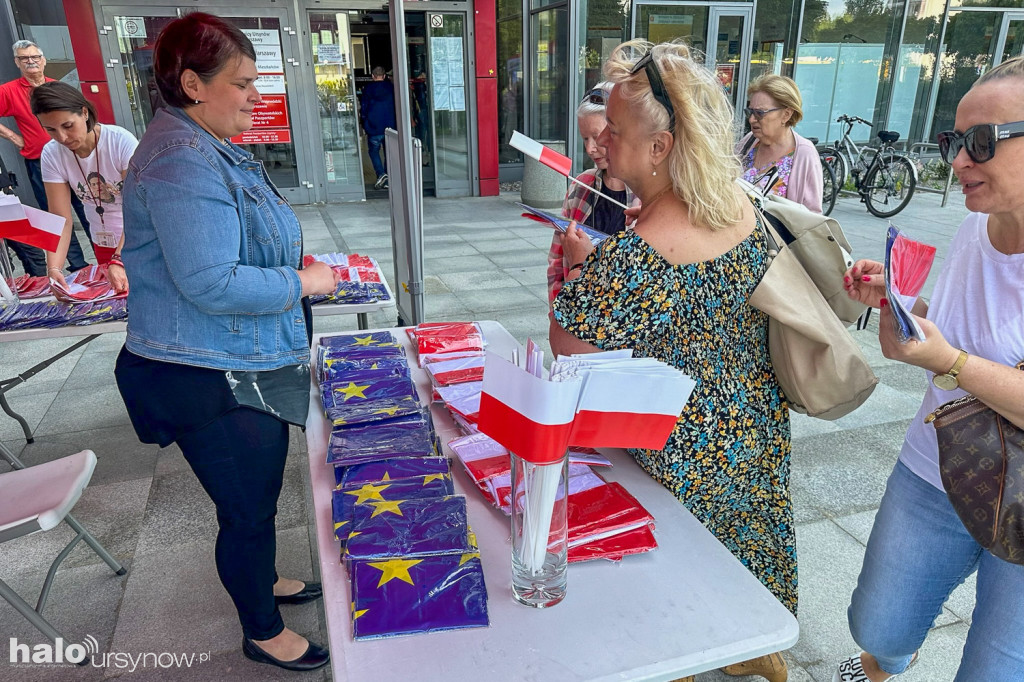 Dzielnica rozdawała flagi biało-czerwone i UE