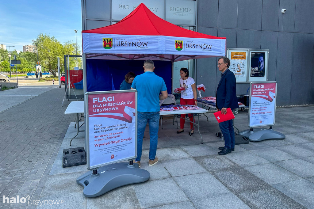 Dzielnica rozdawała flagi biało-czerwone i UE