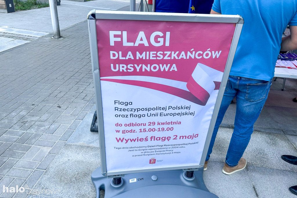 Dzielnica rozdawała flagi biało-czerwone i UE