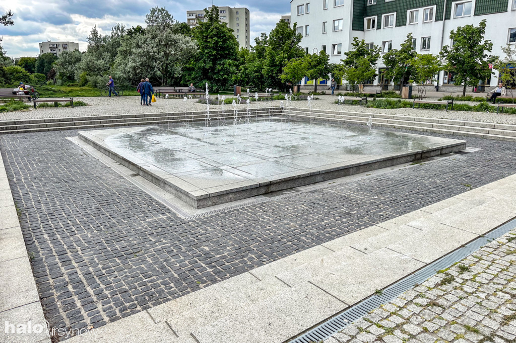 Plac z fontanną rok po modernizacji