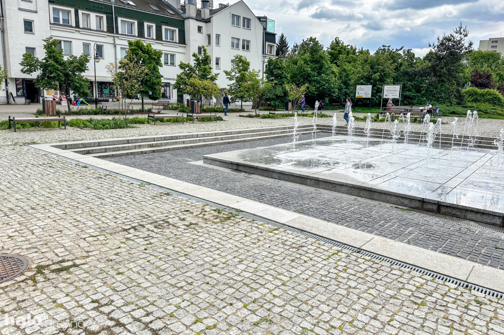 Plac z fontanną rok po modernizacji