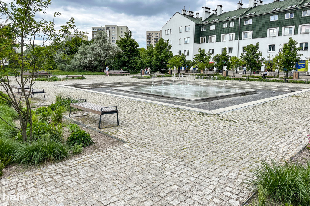 Plac z fontanną rok po modernizacji