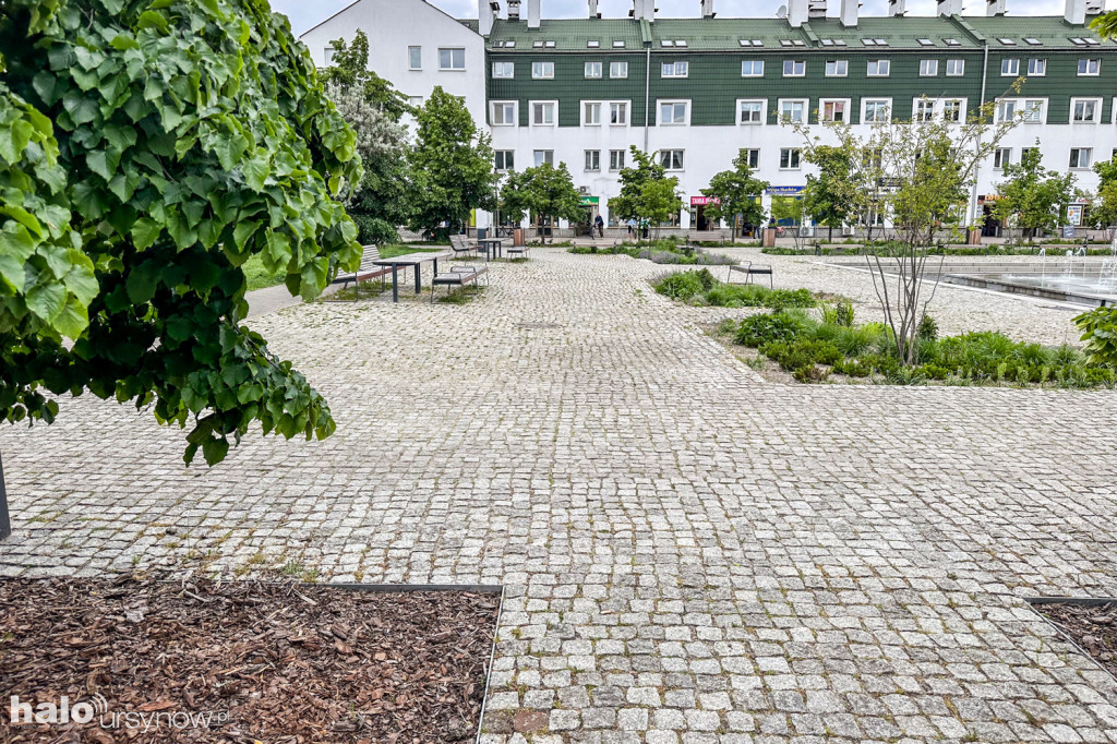Plac z fontanną rok po modernizacji