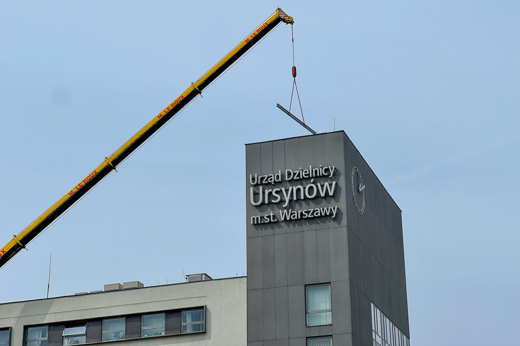 Ogromny żuraw przy ursynowskim ratuszu