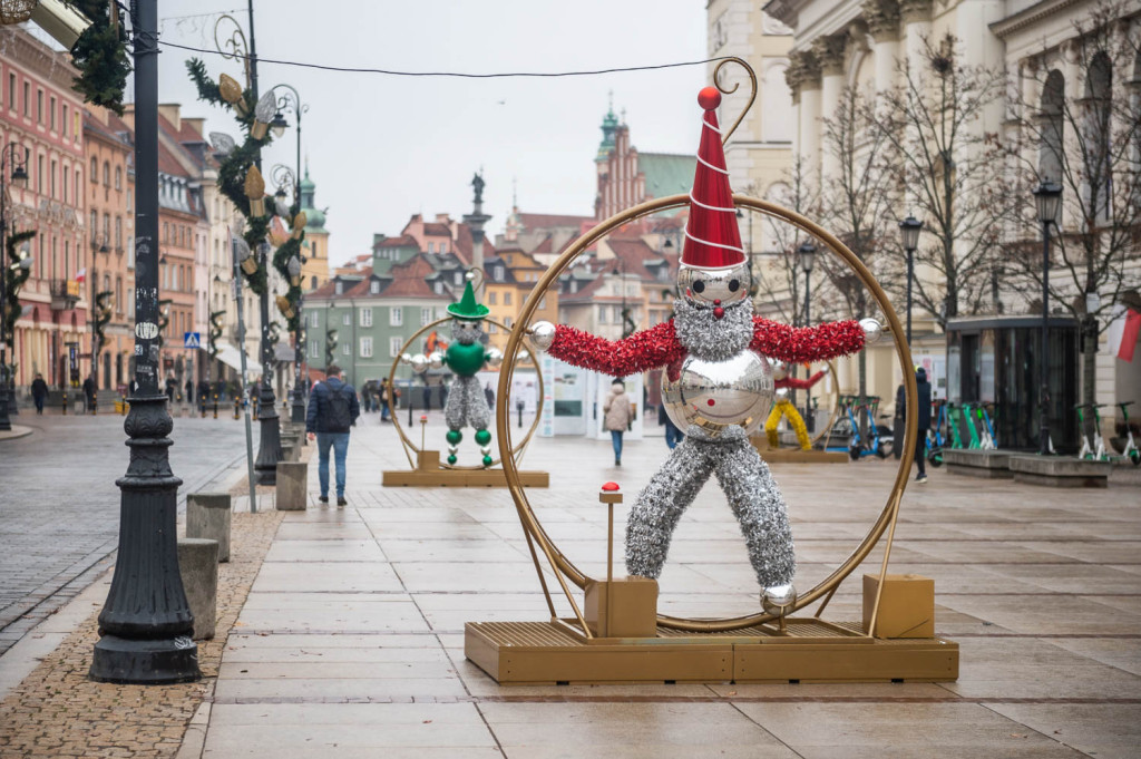 Ruszył montaż iluminacji świątecznej w Warszawie