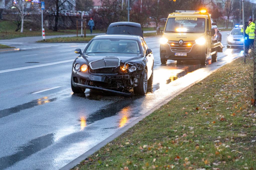 Kolizja na Stryjeńskich. Bentley zderzył się z audi