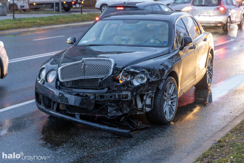 Kolizja na Stryjeńskich. Bentley zderzył się z audi