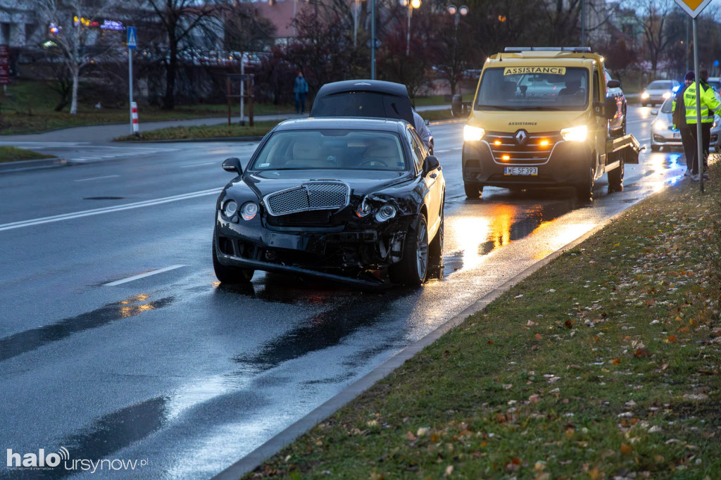 Kolizja na Stryjeńskich. Bentley zderzył się z audi