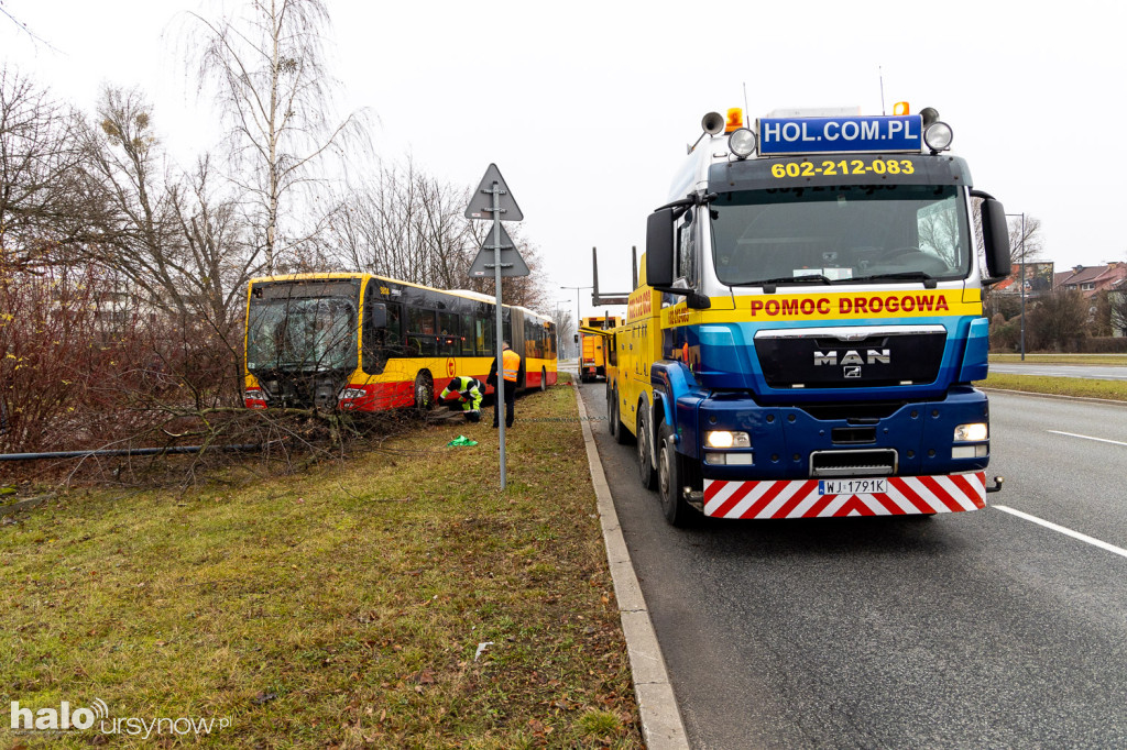 Miejski autobus skosił latarnię i wjechał w drzewa