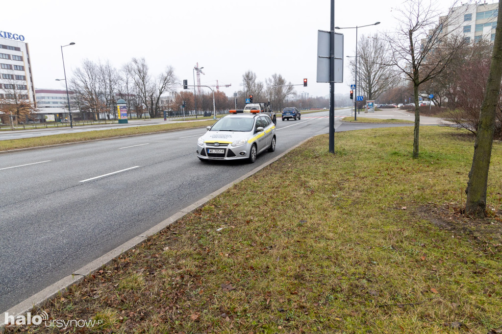 Miejski autobus skosił latarnię i wjechał w drzewa