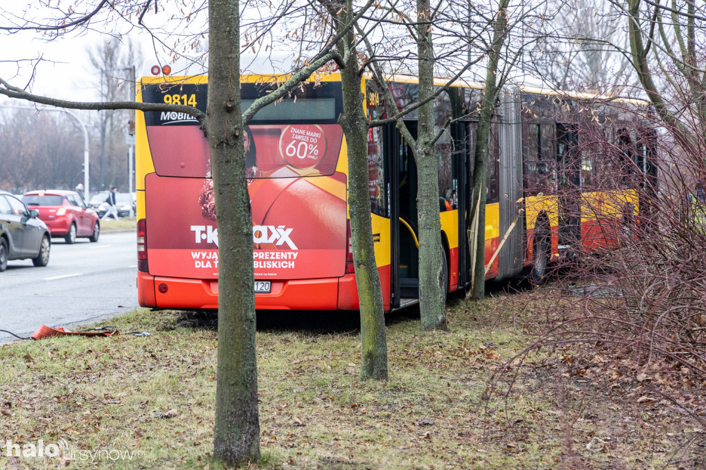 Miejski autobus skosił latarnię i wjechał w drzewa