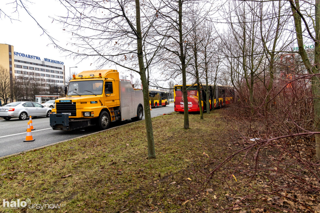 Miejski autobus skosił latarnię i wjechał w drzewa