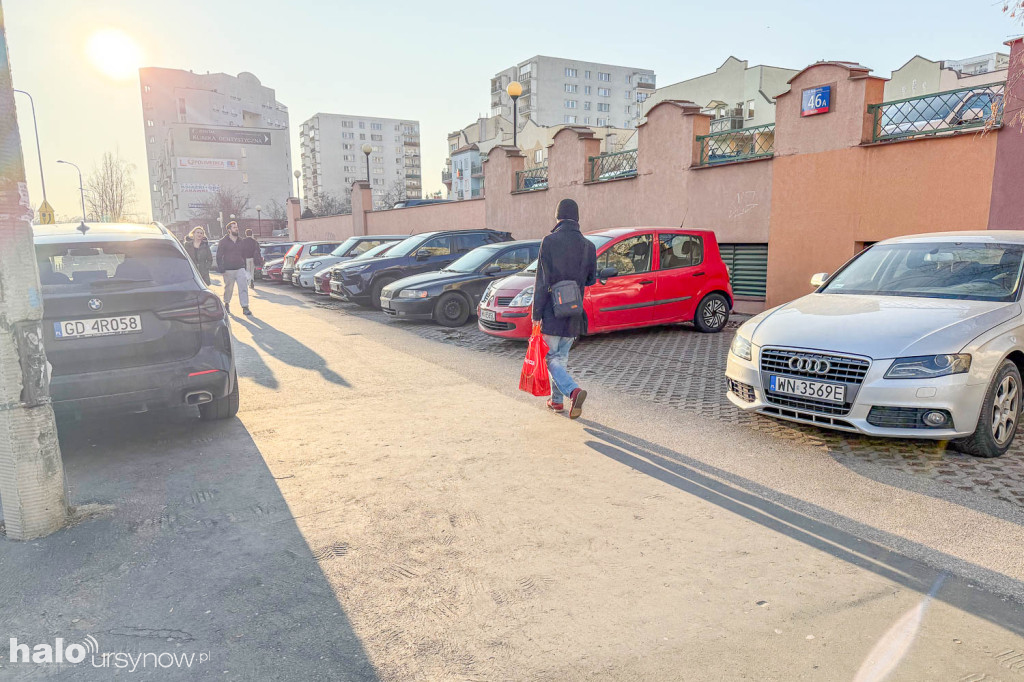 Na parking po chodniku