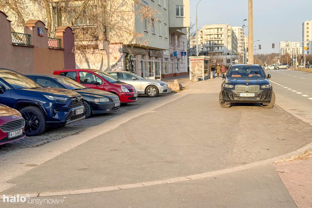 Na parking po chodniku