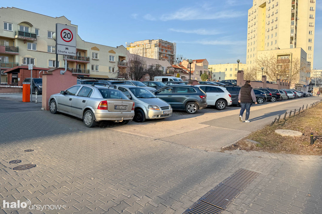 Na parking po chodniku