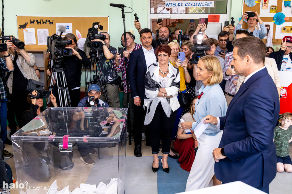 Rafał Trzaskowski głosuje na Kabatach