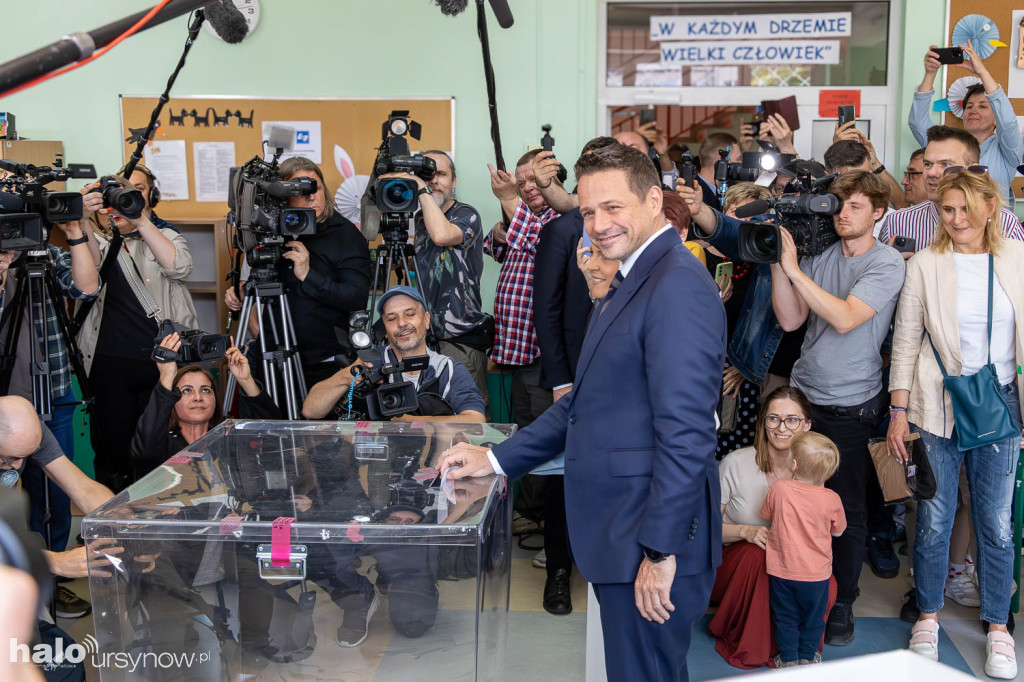 Rafał Trzaskowski głosuje na Kabatach
