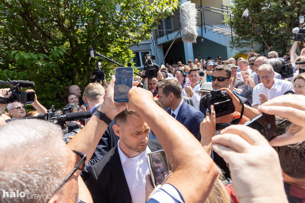 Rafał Trzaskowski głosuje na Kabatach