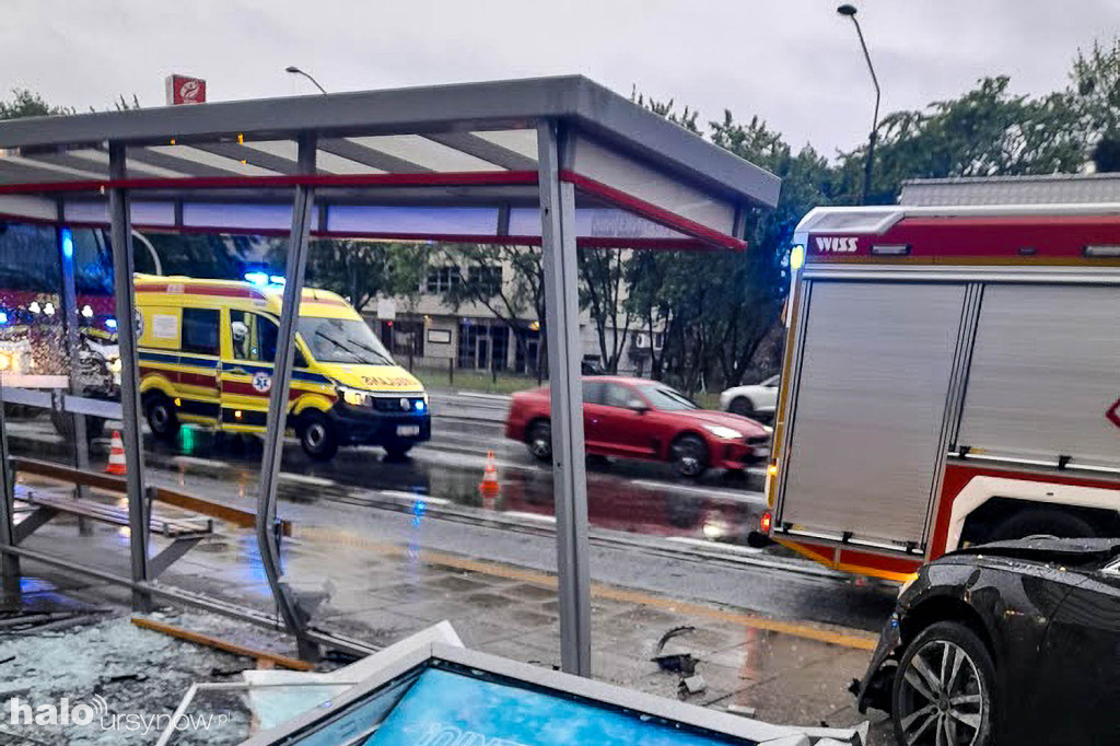 Audi staranowało przystanek autobusowy