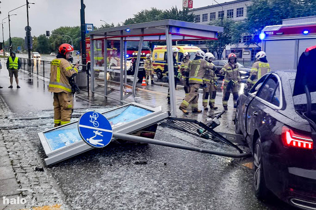 Audi staranowało przystanek autobusowy