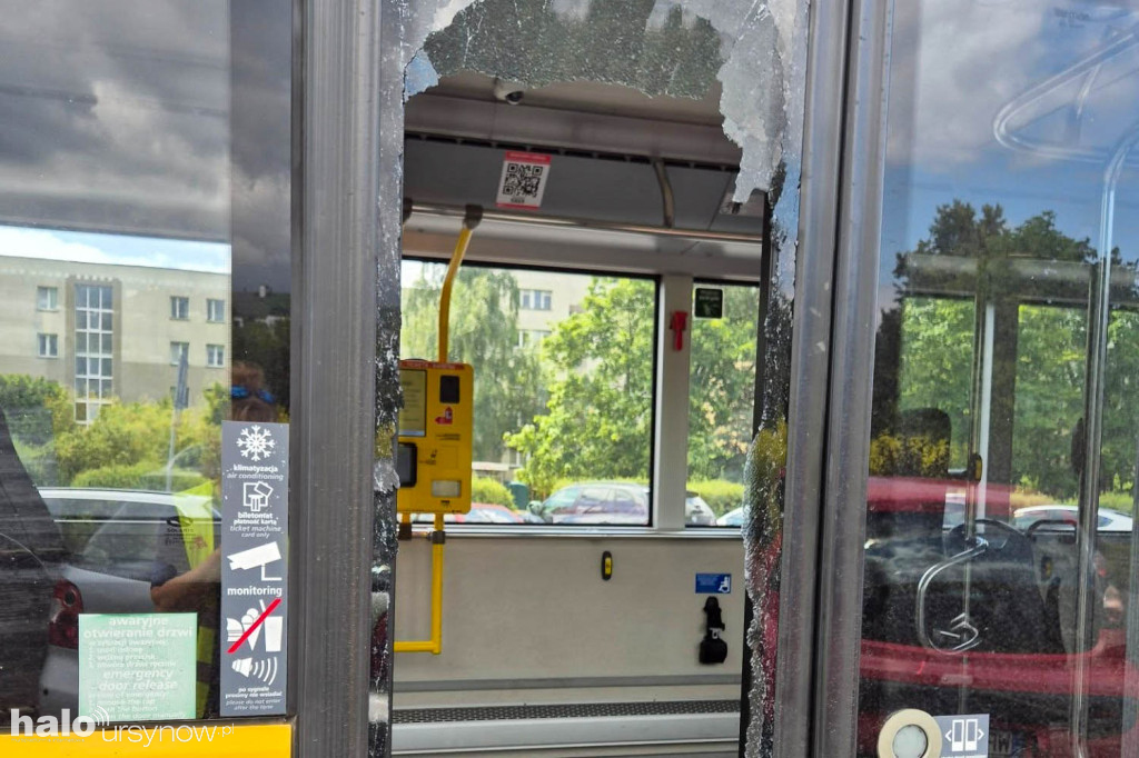 Wyjeżdżała z zatoczki, uderzyła w autobus