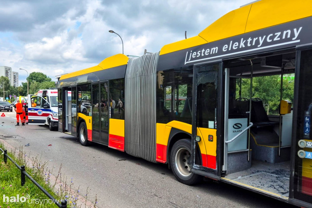 Wyjeżdżała z zatoczki, uderzyła w autobus