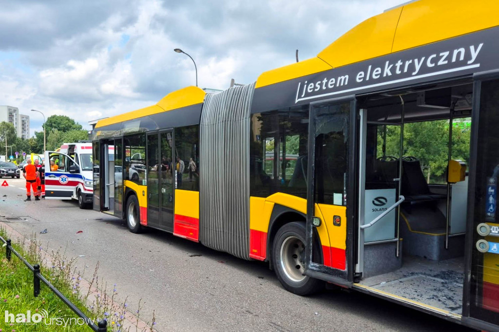 Wyjeżdżała z zatoczki, uderzyła w autobus