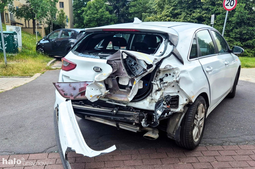 Wyjeżdżała z zatoczki, uderzyła w autobus