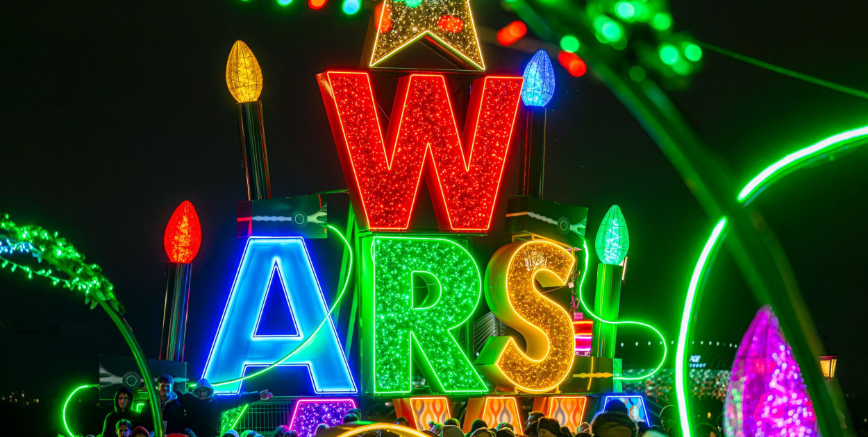 W centrum Warszawy już świątecznie! Iluminacja robi wrażenie