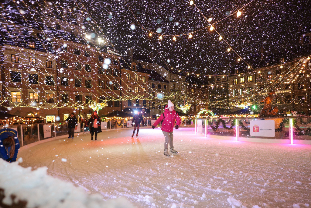 W centrum Warszawy już świątecznie! Iluminacja robi wrażenie