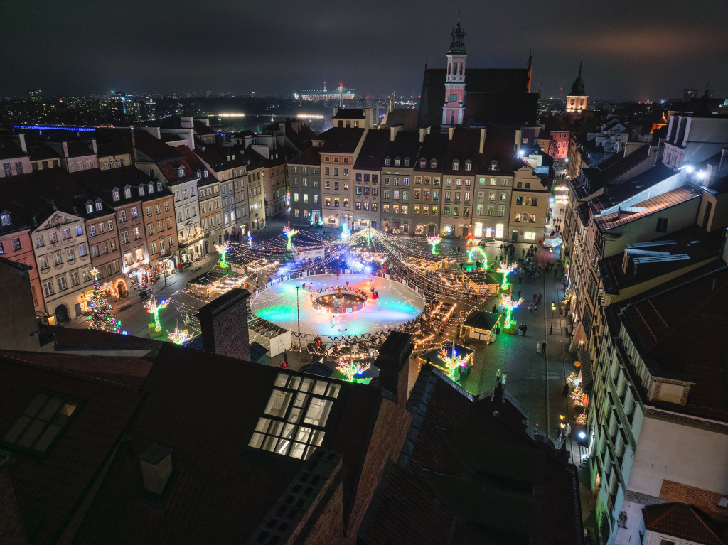 W centrum Warszawy już świątecznie! Iluminacja robi wrażenie