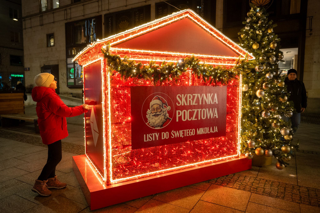 W centrum Warszawy już świątecznie! Iluminacja robi wrażenie