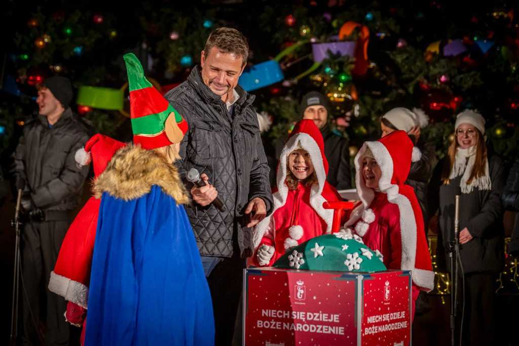 W centrum Warszawy już świątecznie! Iluminacja robi wrażenie