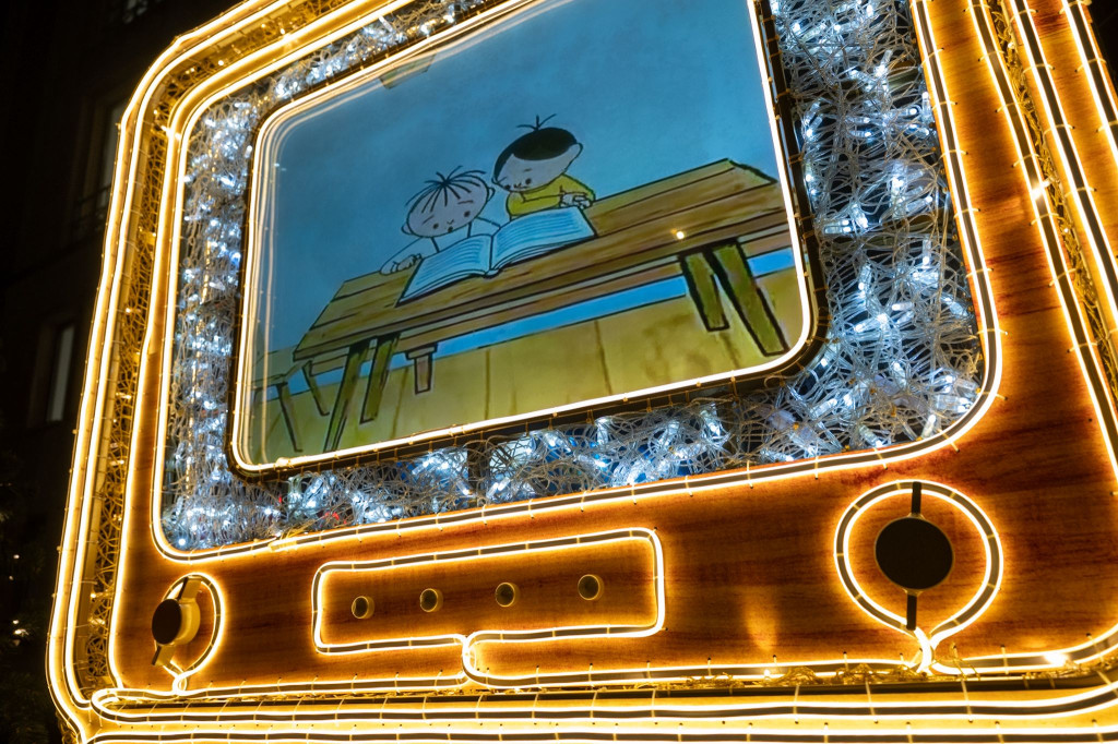 W centrum Warszawy już świątecznie! Iluminacja robi wrażenie