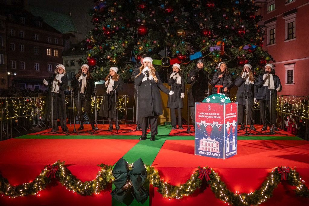 W centrum Warszawy już świątecznie! Iluminacja robi wrażenie