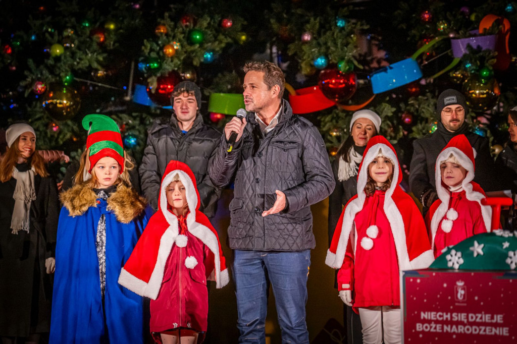W centrum Warszawy już świątecznie! Iluminacja robi wrażenie