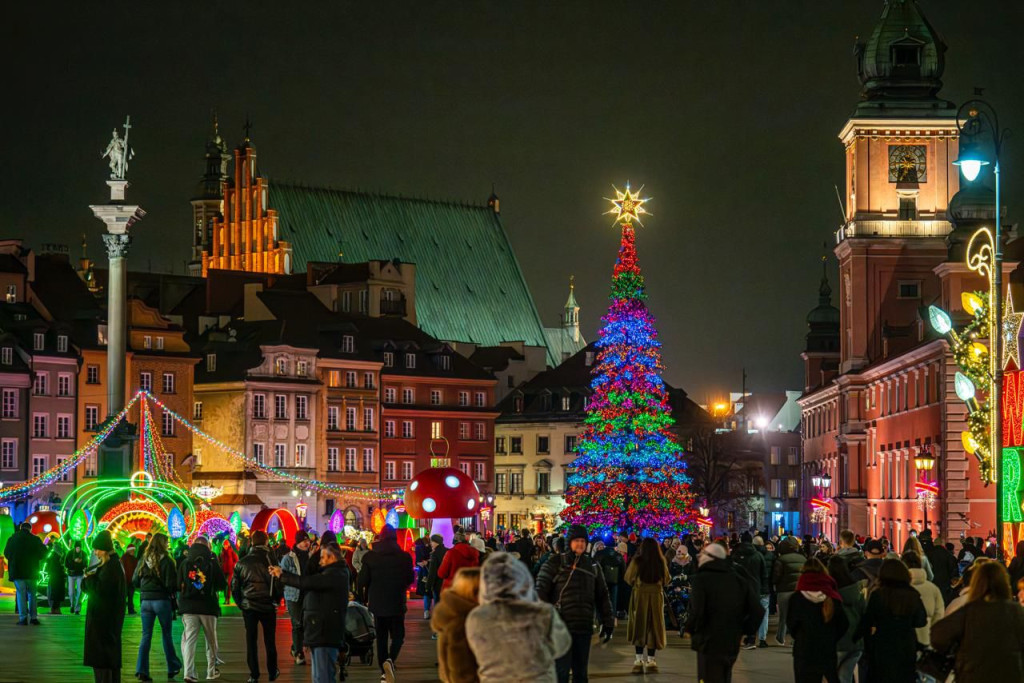W centrum Warszawy już świątecznie! Iluminacja robi wrażenie