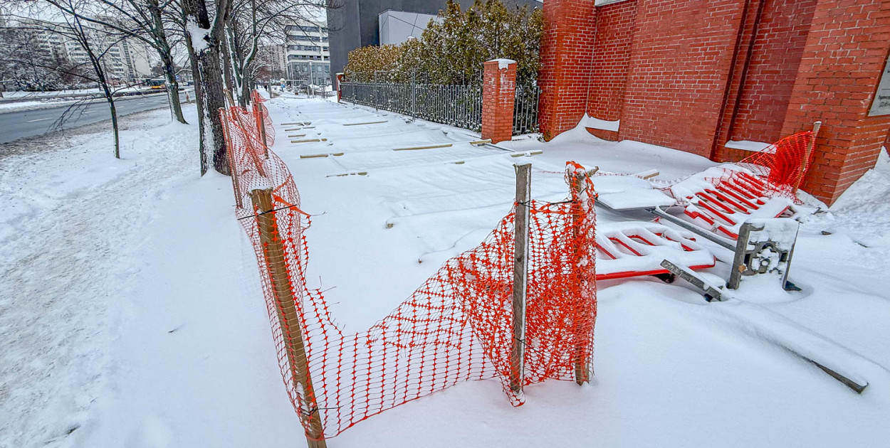 Przedłużający się remont chodnika na Gandhi