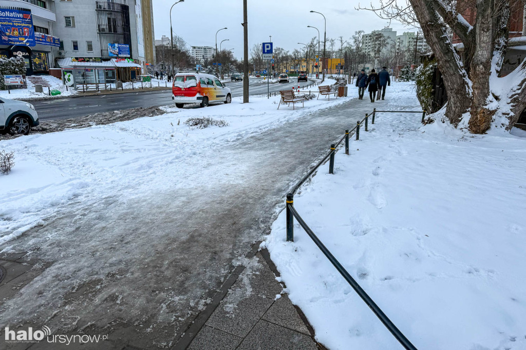Przedłużający się remont chodnika na Gandhi