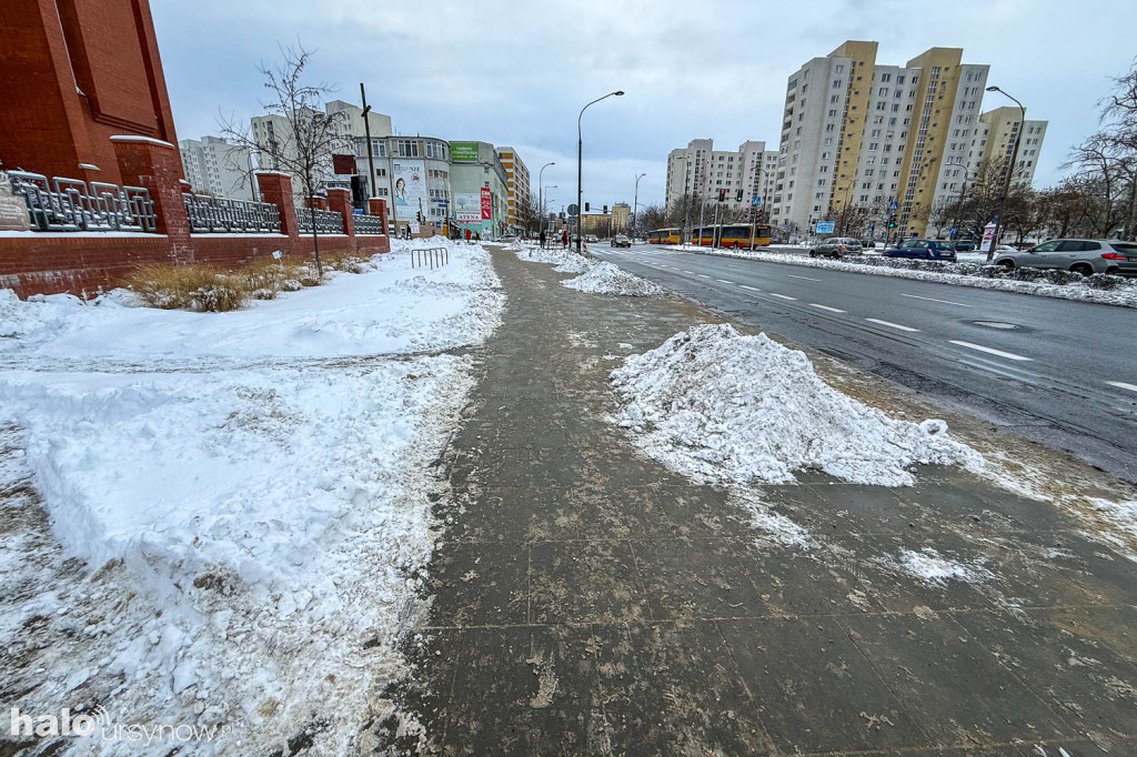 Przedłużający się remont chodnika na Gandhi