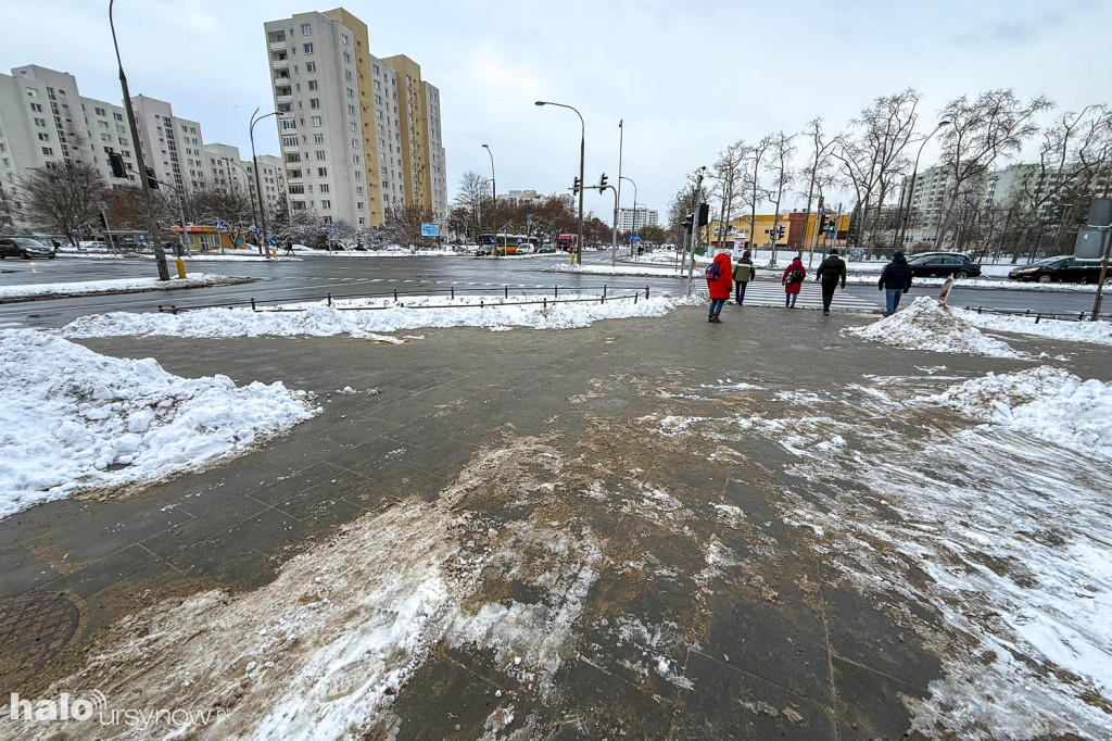 Przedłużający się remont chodnika na Gandhi