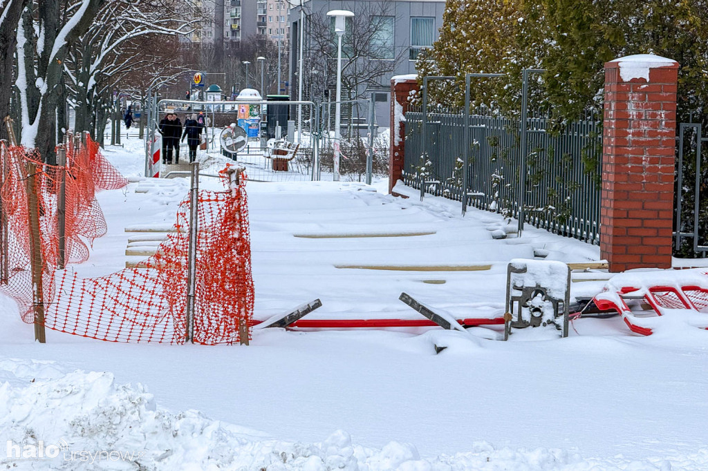 Przedłużający się remont chodnika na Gandhi