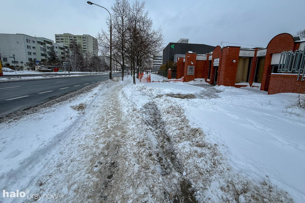 Przedłużający się remont chodnika na Gandhi