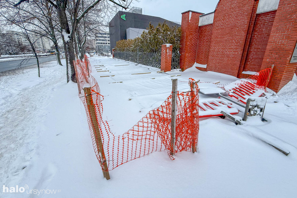 Przedłużający się remont chodnika na Gandhi